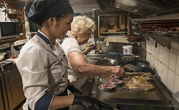 Las cocineras se afanan en la plancha del Mesón Chimbo.