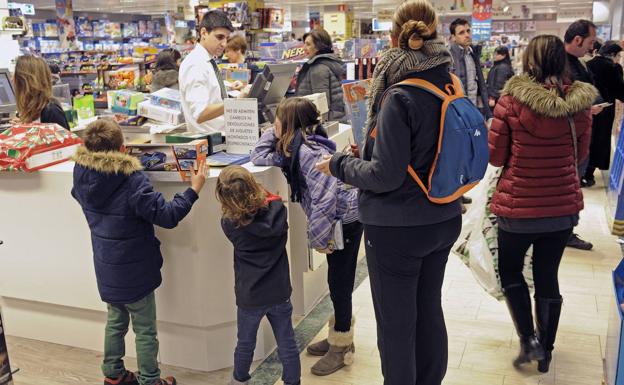 Compras en una superficie comercial.