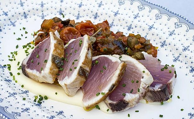 Tataki de solomillo de bonito con pisto del restaurante Deluz.