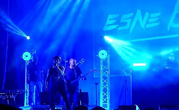 Esne Beltza se sube al escenario de las txosnas