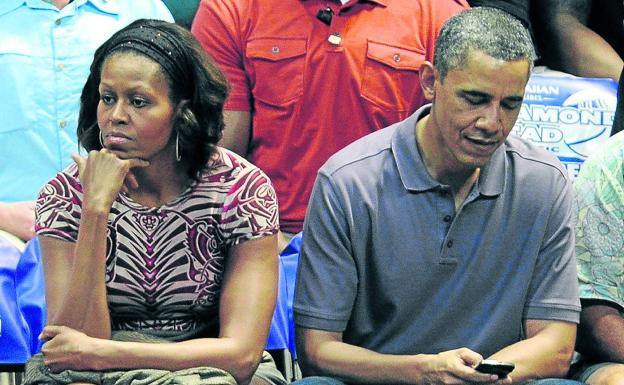 Michelle y Barack, en el descanso de un partido de baloncesto en la Universidad de Oregón.