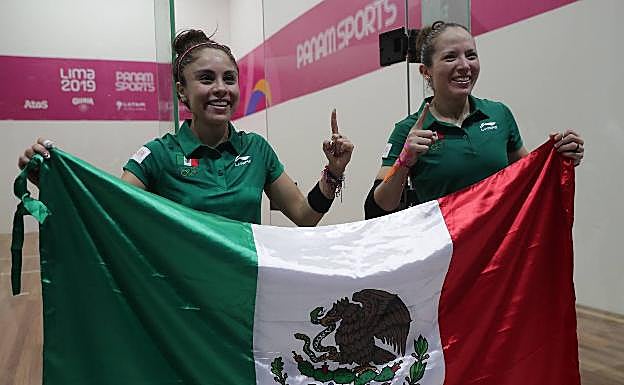 Imagen principal - Arriba, Paola junto a su compañera de equipo Samantha Solas, con la que se llevó el oro en parejas. Abajo, celebrando una de las medallas y uno de sus tantos conseguidos en los partidos. 
