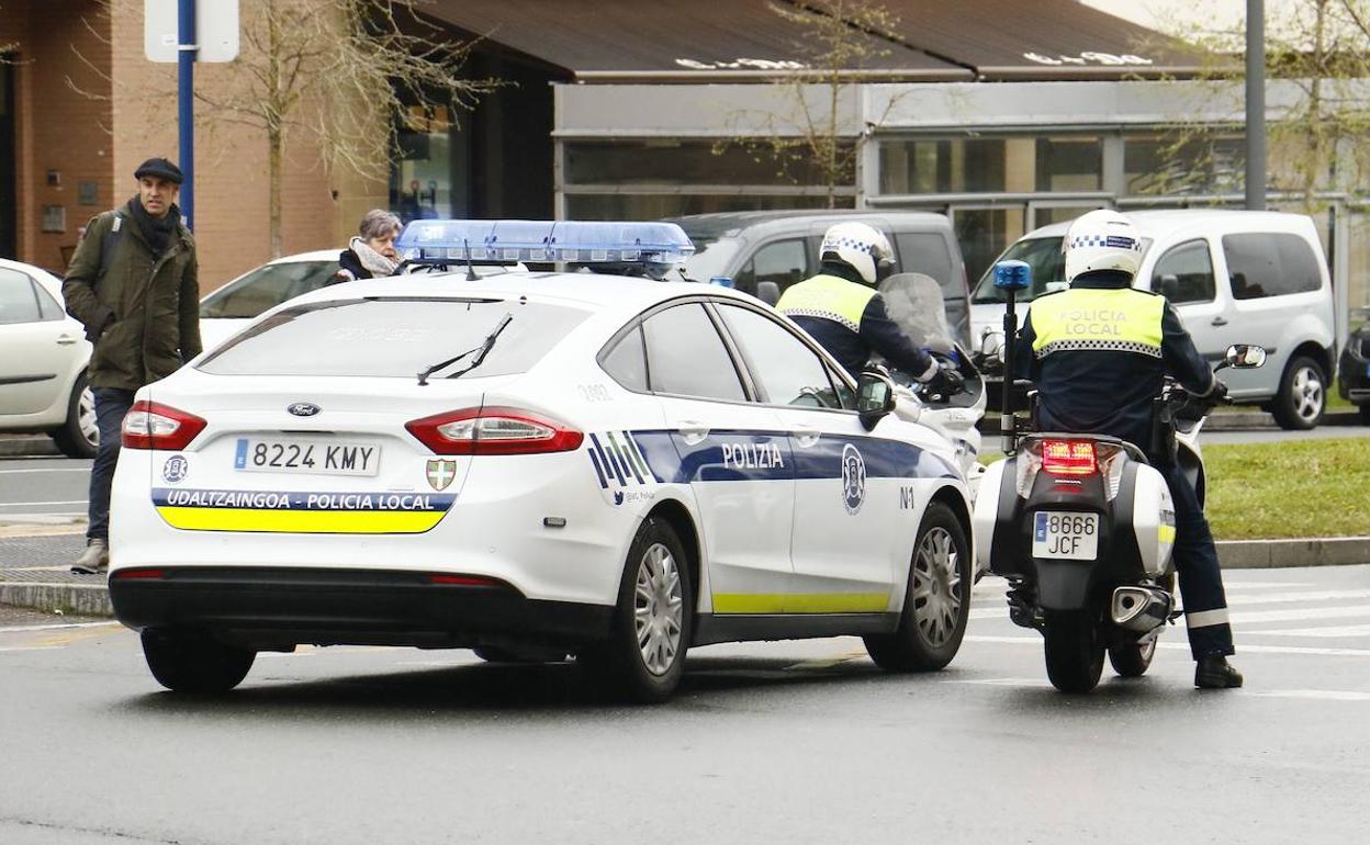 Una patrulla de la Policía Local de Vitoria. 