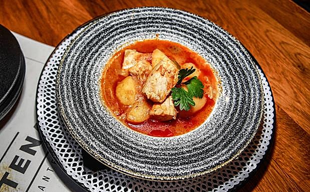 Plato de marmitako del vitoriano Txertena.