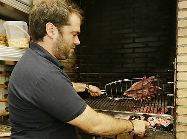 Unai Paredes asa una ijada en la parrilla.