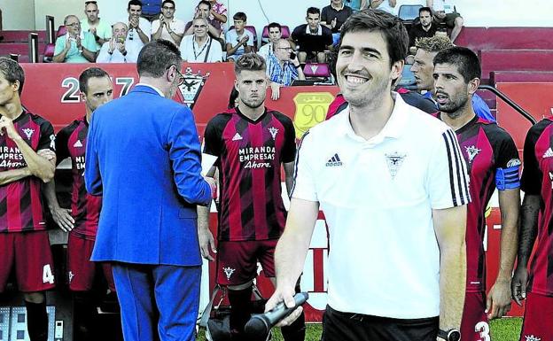 Andoni Iraola, en su presentación en Anduva como técnico del Mirandés. 