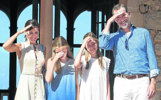 Los Reyes y sus hijas se protegen del sol mientras posan en la Casa Museo de Son Marroig.