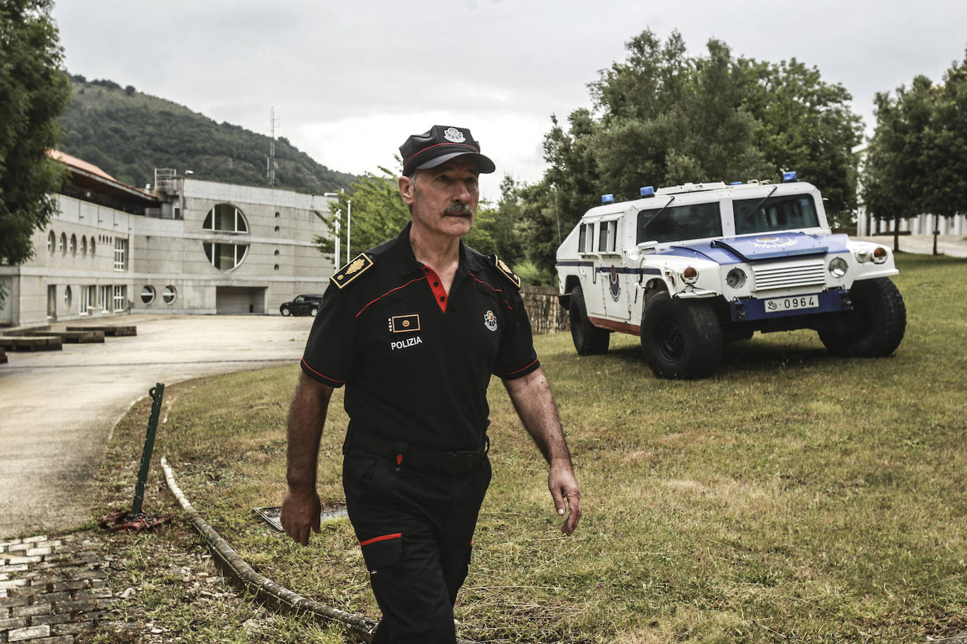 EL CORREO asiste a un entrenamiento de la unidad de intervención, los SWAT de la Ertzaintza, en la sede de Berrozi, donde también tiene su sede la unidad Canina