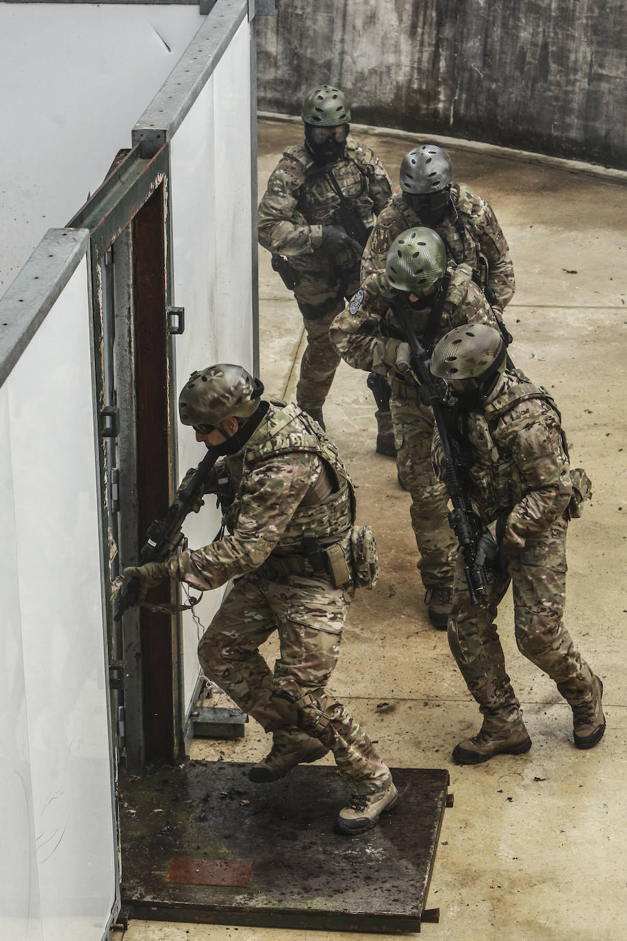 EL CORREO asiste a un entrenamiento de la unidad de intervención, los SWAT de la Ertzaintza, en la sede de Berrozi, donde también tiene su sede la unidad Canina