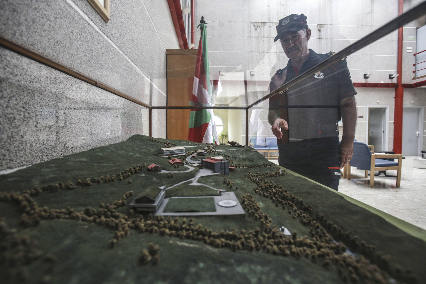 EL CORREO asiste a un entrenamiento de la unidad de intervención, los SWAT de la Ertzaintza, en la sede de Berrozi, donde también tiene su sede la unidad Canina