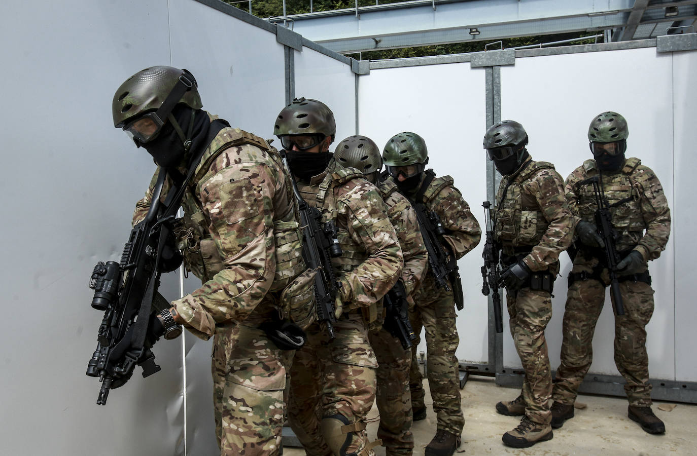 EL CORREO asiste a un entrenamiento de la unidad de intervención, los SWAT de la Ertzaintza, en la sede de Berrozi, donde también tiene su sede la unidad Canina