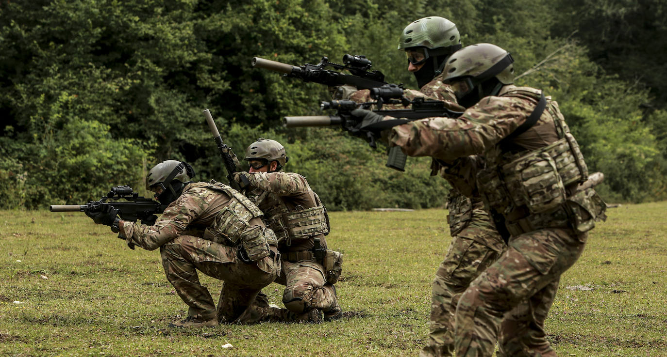 EL CORREO asiste a un entrenamiento de la unidad de intervención, los SWAT de la Ertzaintza, en la sede de Berrozi, donde también tiene su sede la unidad Canina