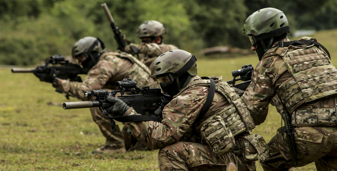 EL CORREO asiste a un entrenamiento de la unidad de intervención, los SWAT de la Ertzaintza, en la sede de Berrozi, donde también tiene su sede la unidad Canina