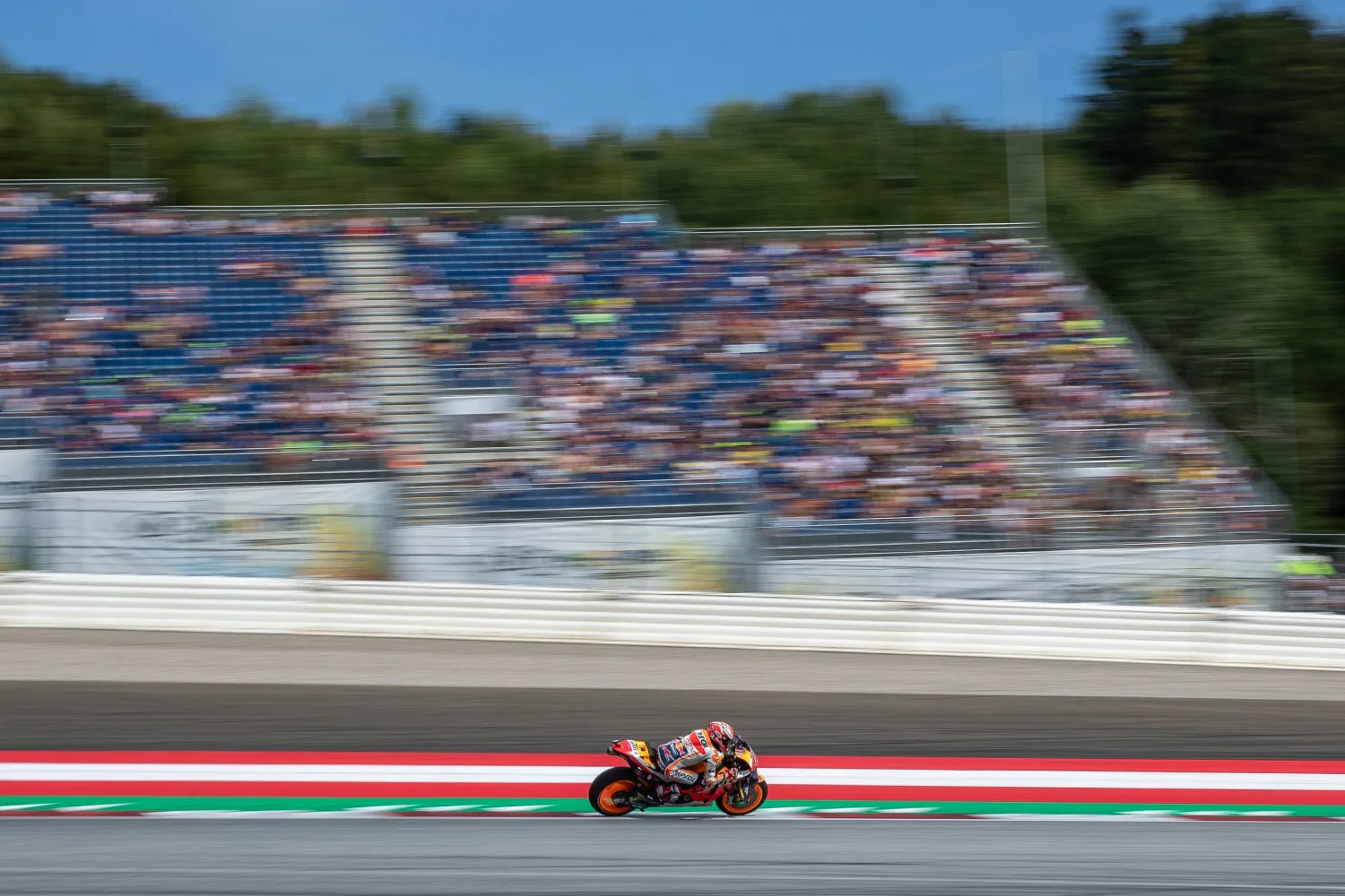 El piloto español de Repsol Honda Team, Marc Márquez, compite en la sesión de clasificación del evento austriaco de MotoGP en el Gran Premio de Spielberg