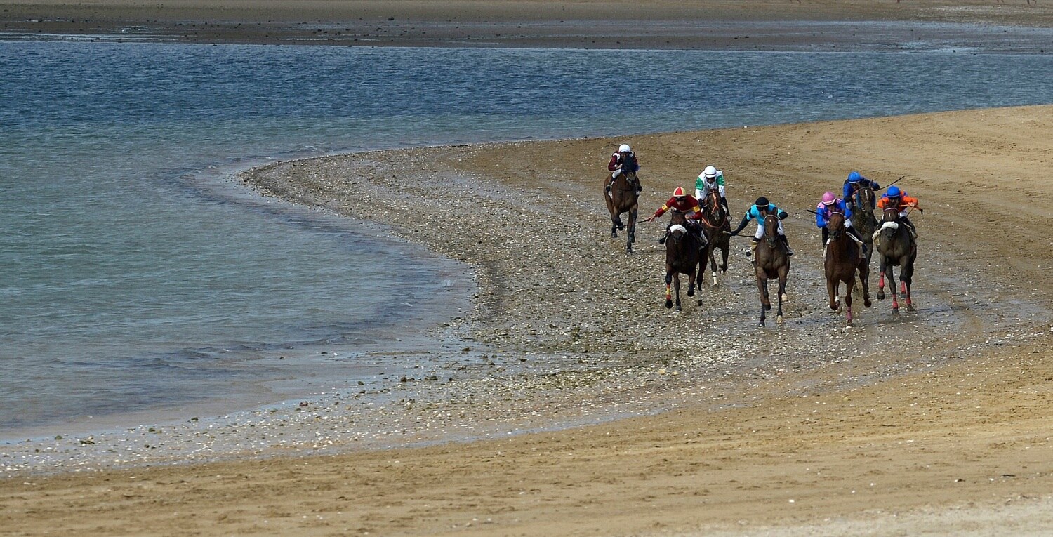 Celebración de la carrera anual de caballos de playa en Sanlúcar de Barrameda, cerca de Cádiz.