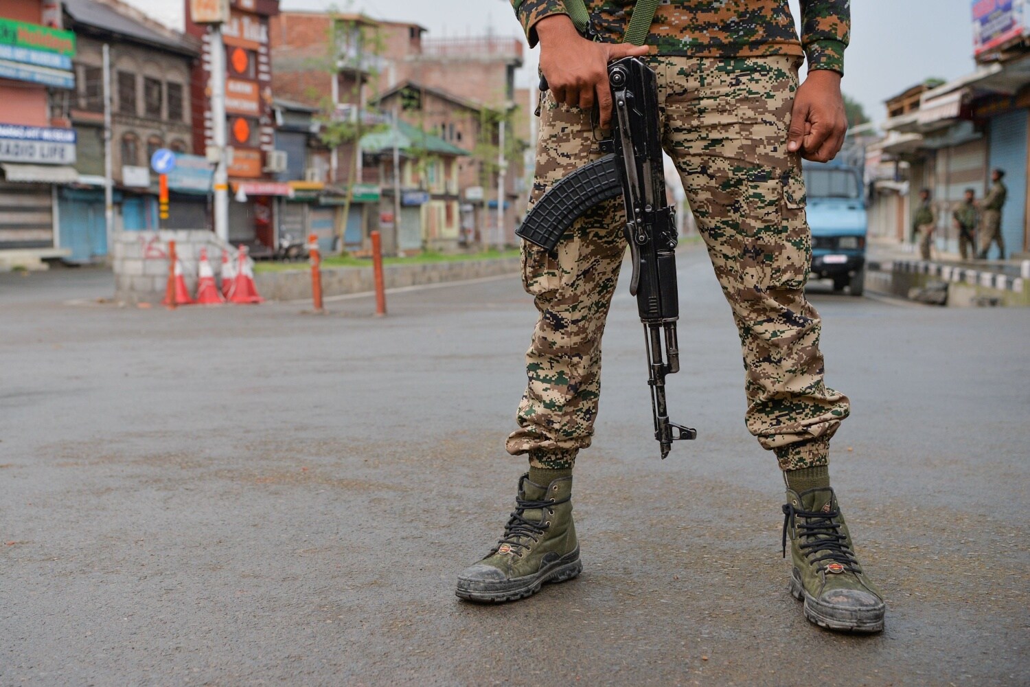 Militar de guardia en una calle del centro de Srinagar, ya que las restricciones generalizadas a los movimientos y el apagón de las telecomunicaciones se mantuvieron después de que el gobierno indio despojó a Jammu y Cachemira de su autonomía