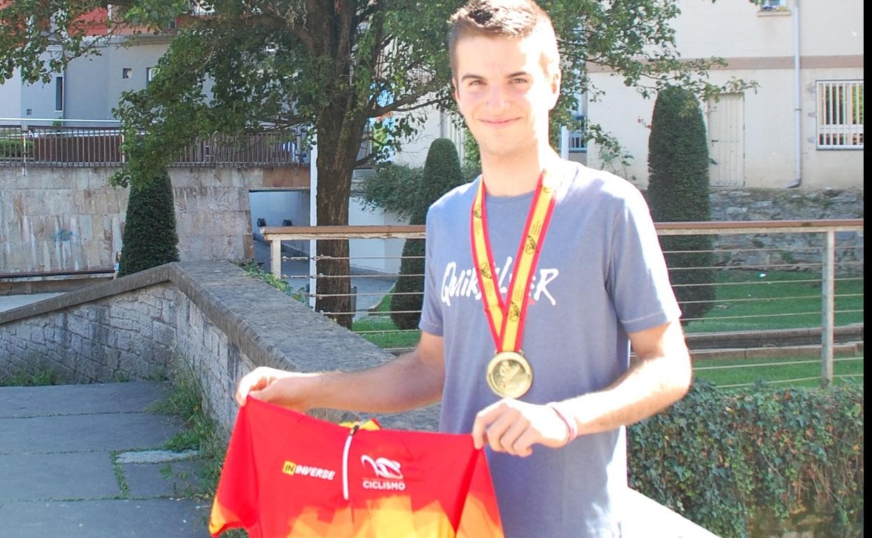Aimar Galdós posa con su medalla y el maillot del Campeonato de España. 