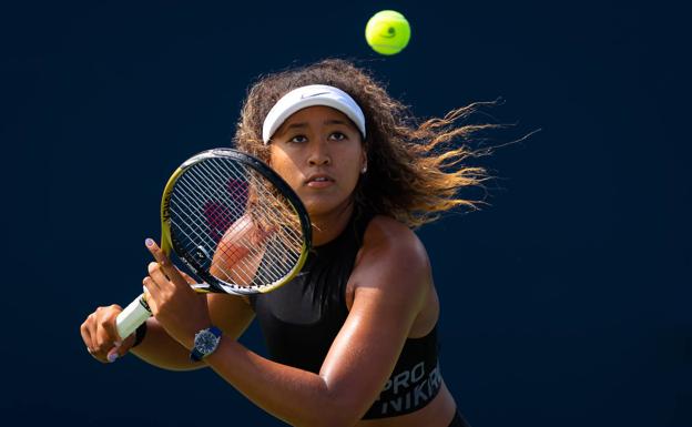 Naomi Osaka practica antes de un partido en Toronto.