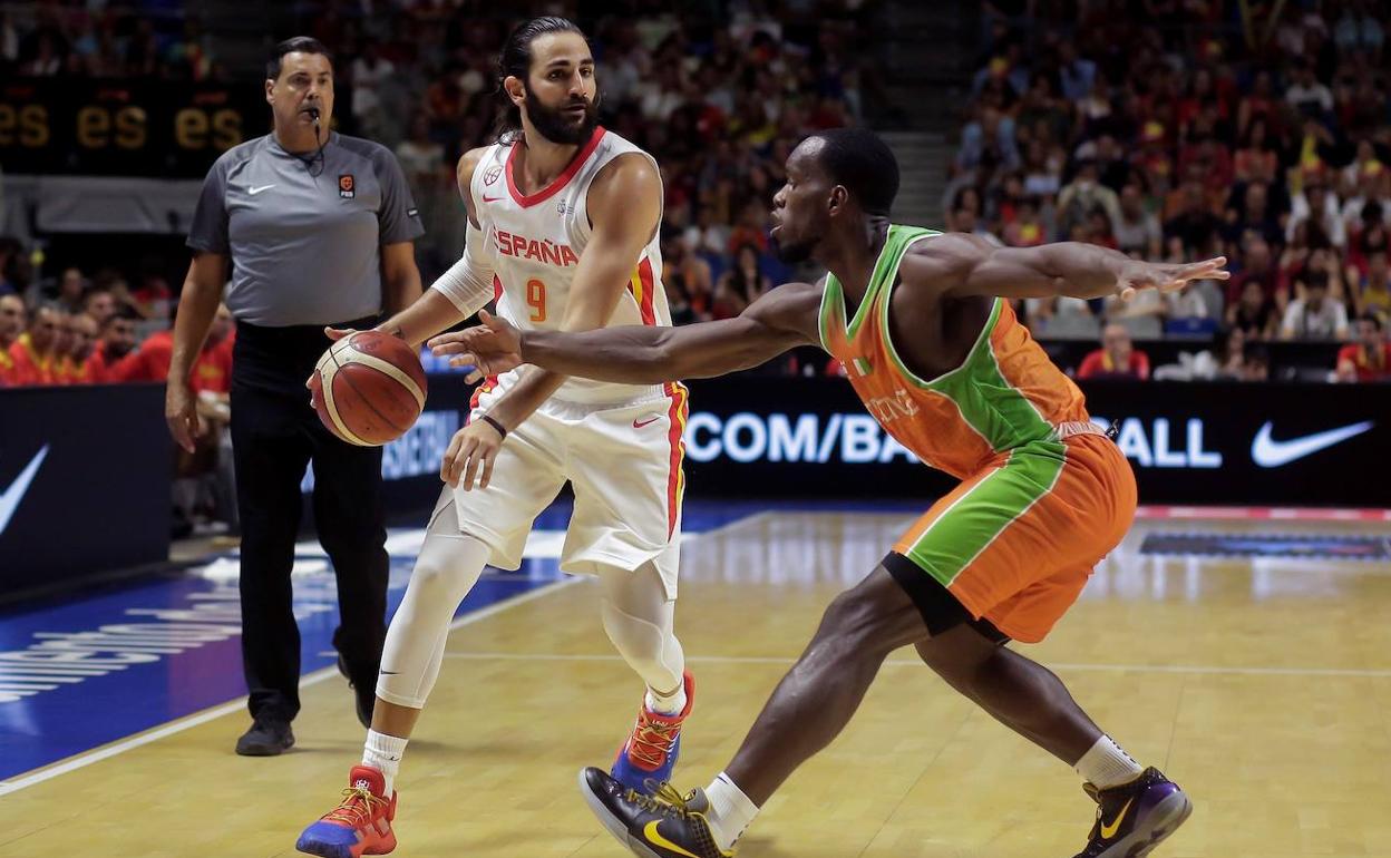 Ricky Rubio (i) juega una pelota ante Charles Abouo. 