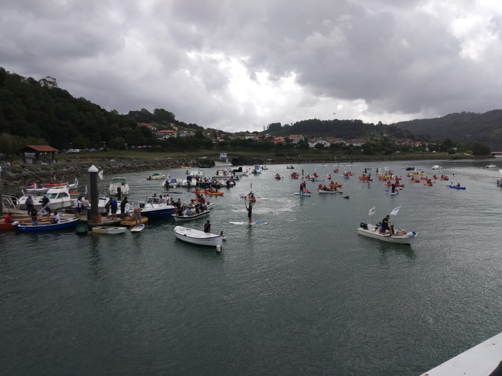 Etxerat demanda en las aguas de Plentzia el fin de la actual política penitenciaria.