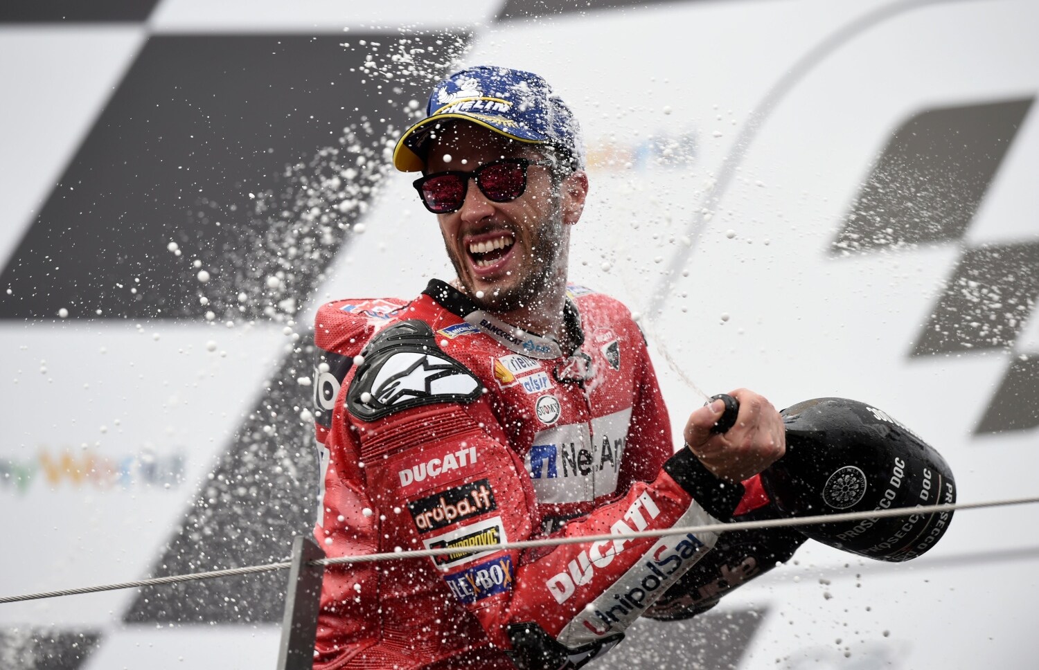 El piloto italiano de Mission Winnow Ducati, Andrea Dovizioso, celebra en el podio después de ganar el Gran Premio de Moto GP de Austria en Spielberg 