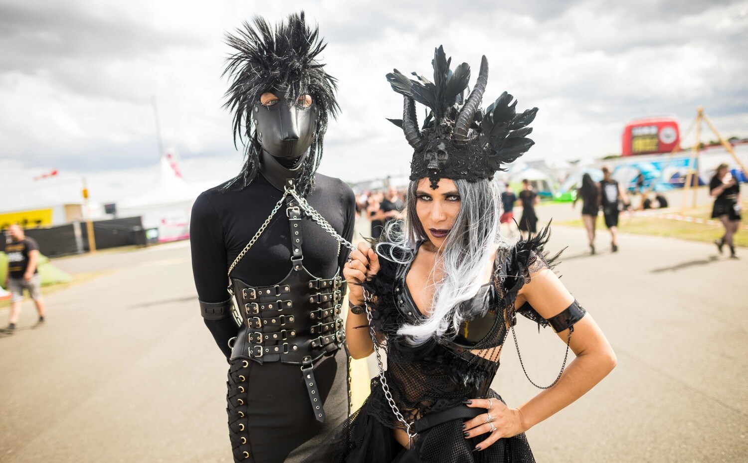 Participantes posan durante el festival de música gótica, industrial y metal de Mera Luna en Hildesheim, Alemania.