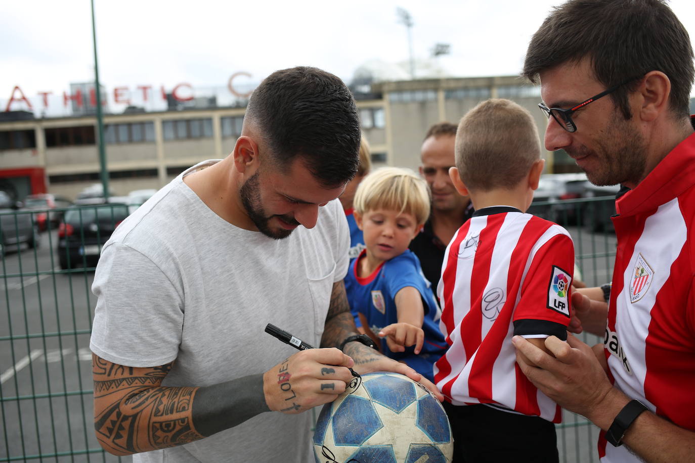 Fotos: Los jugadores del Athletic entrenan y firman autógrafos en Lezama