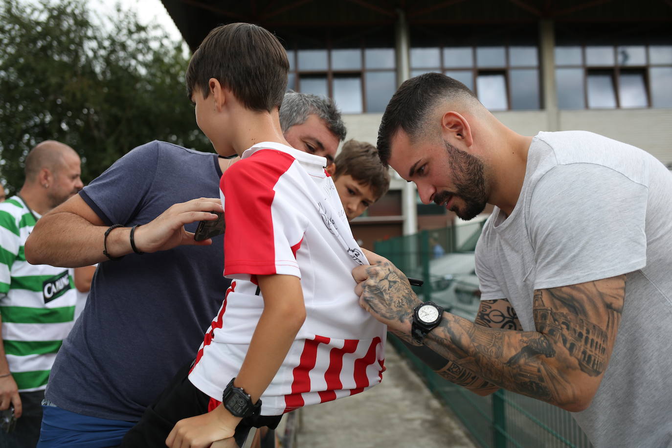 Fotos: Los jugadores del Athletic entrenan y firman autógrafos en Lezama