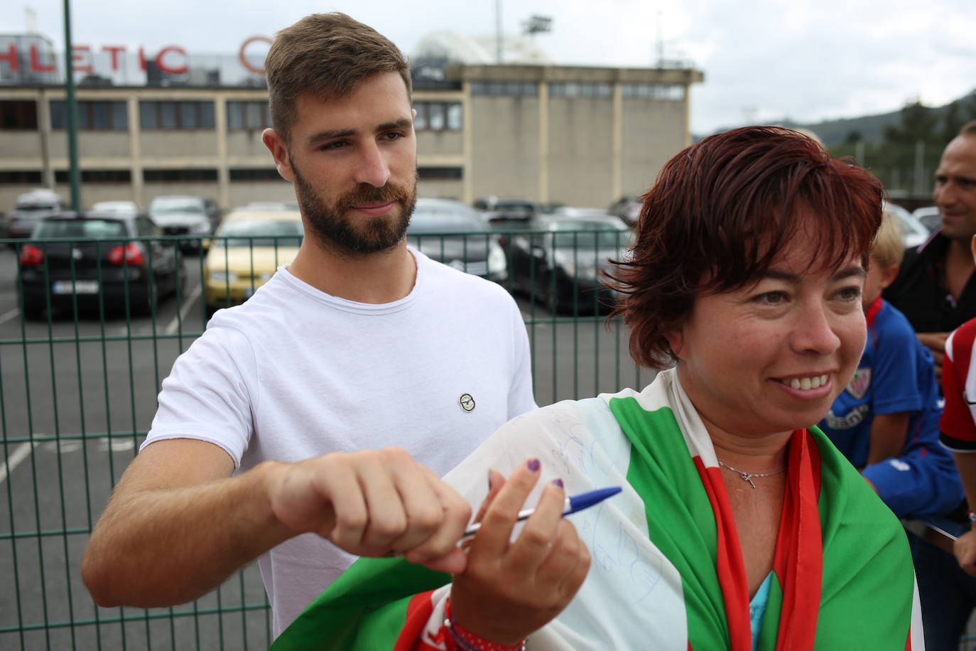 Fotos: Los jugadores del Athletic entrenan y firman autógrafos en Lezama
