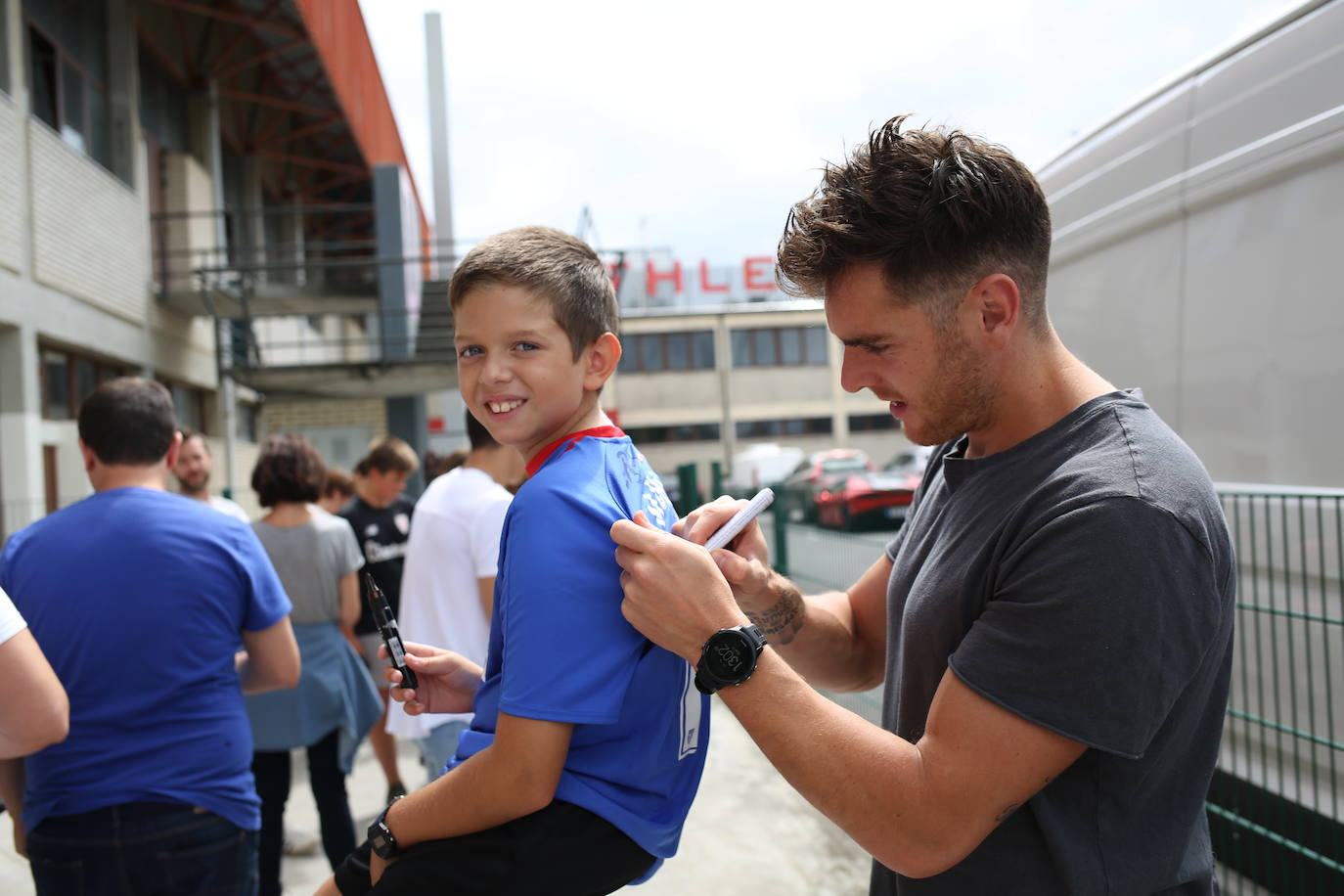 Fotos: Los jugadores del Athletic entrenan y firman autógrafos en Lezama