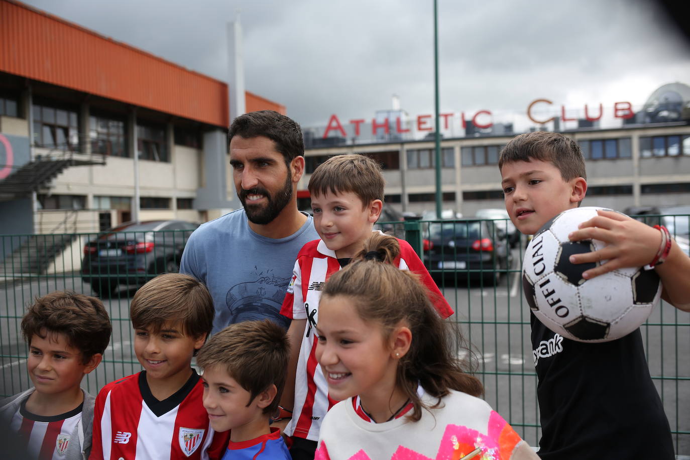 Fotos: Los jugadores del Athletic entrenan y firman autógrafos en Lezama