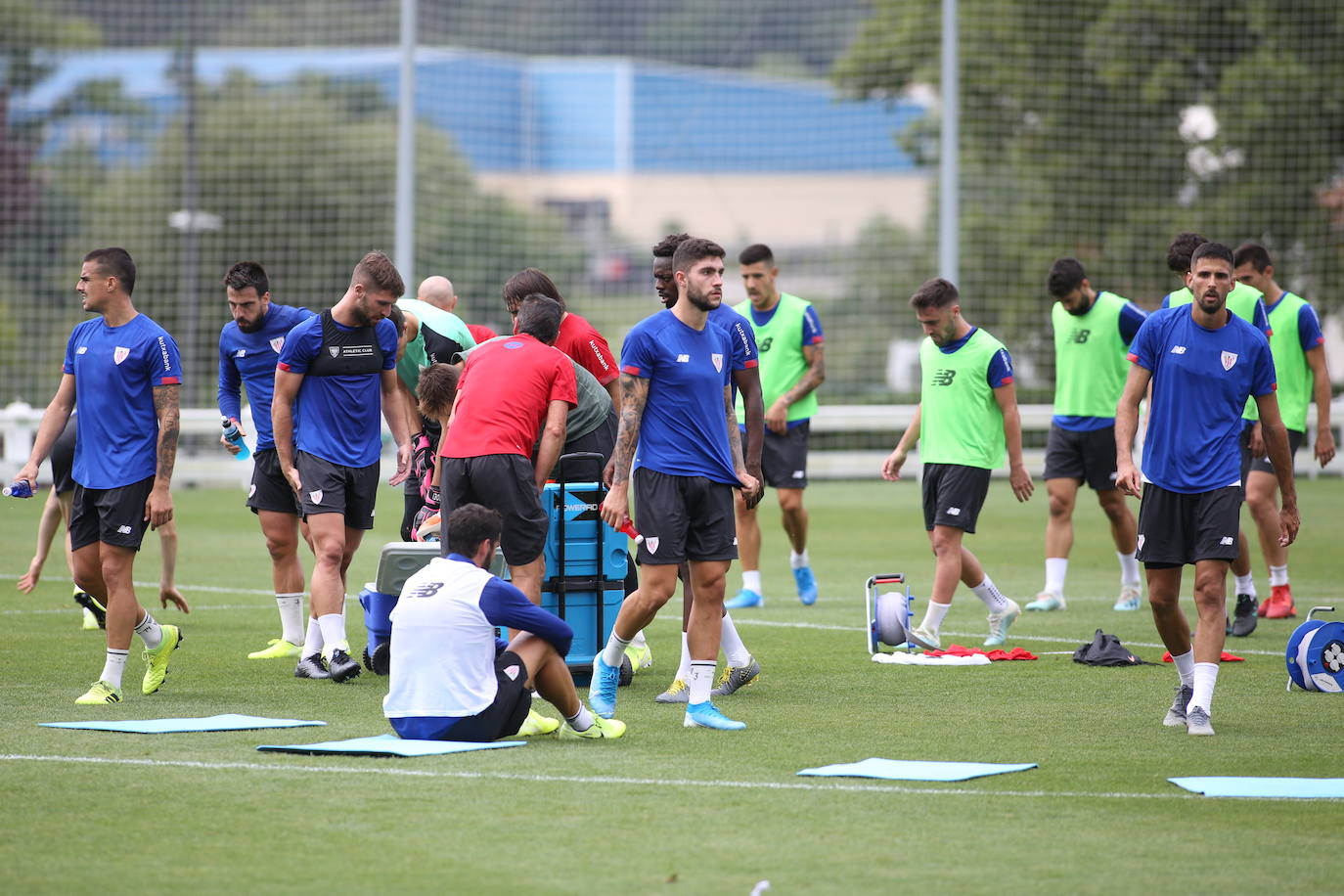 Fotos: Los jugadores del Athletic entrenan y firman autógrafos en Lezama
