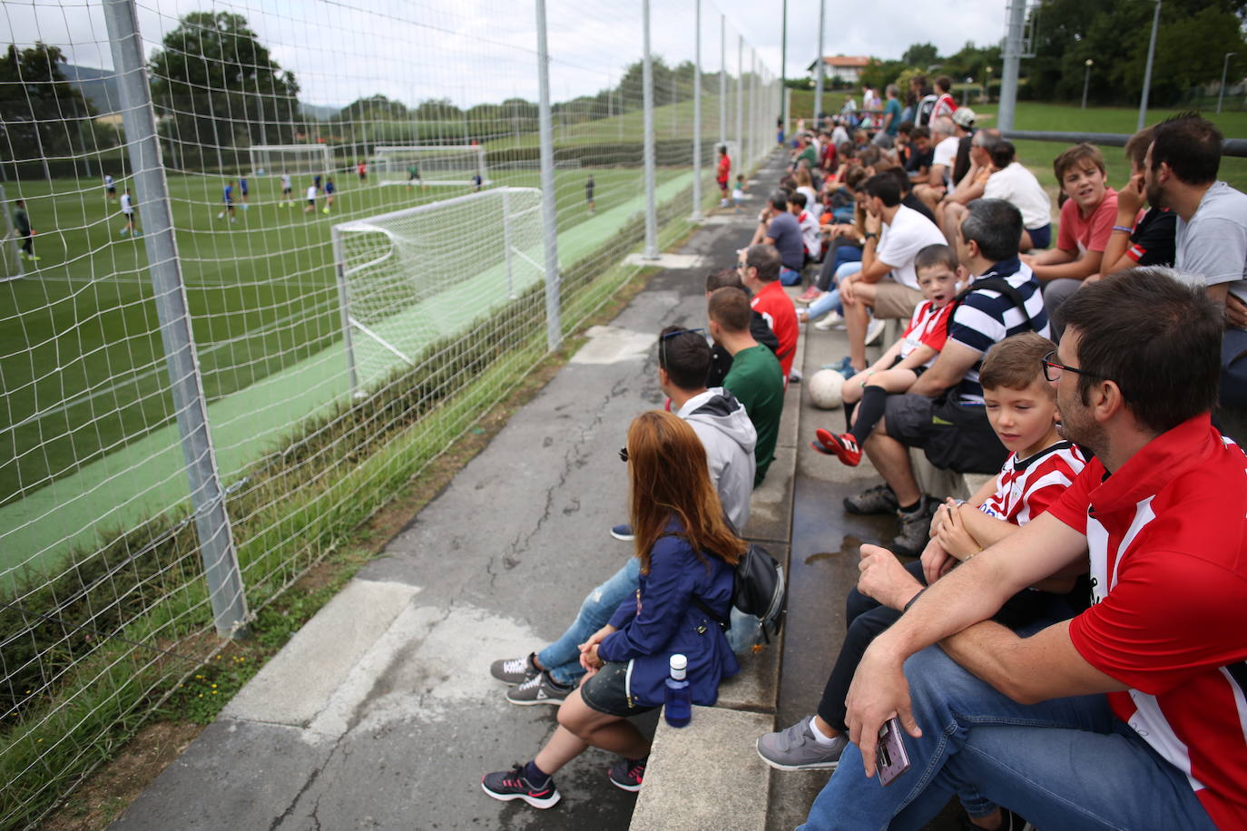 Fotos: Los jugadores del Athletic entrenan y firman autógrafos en Lezama