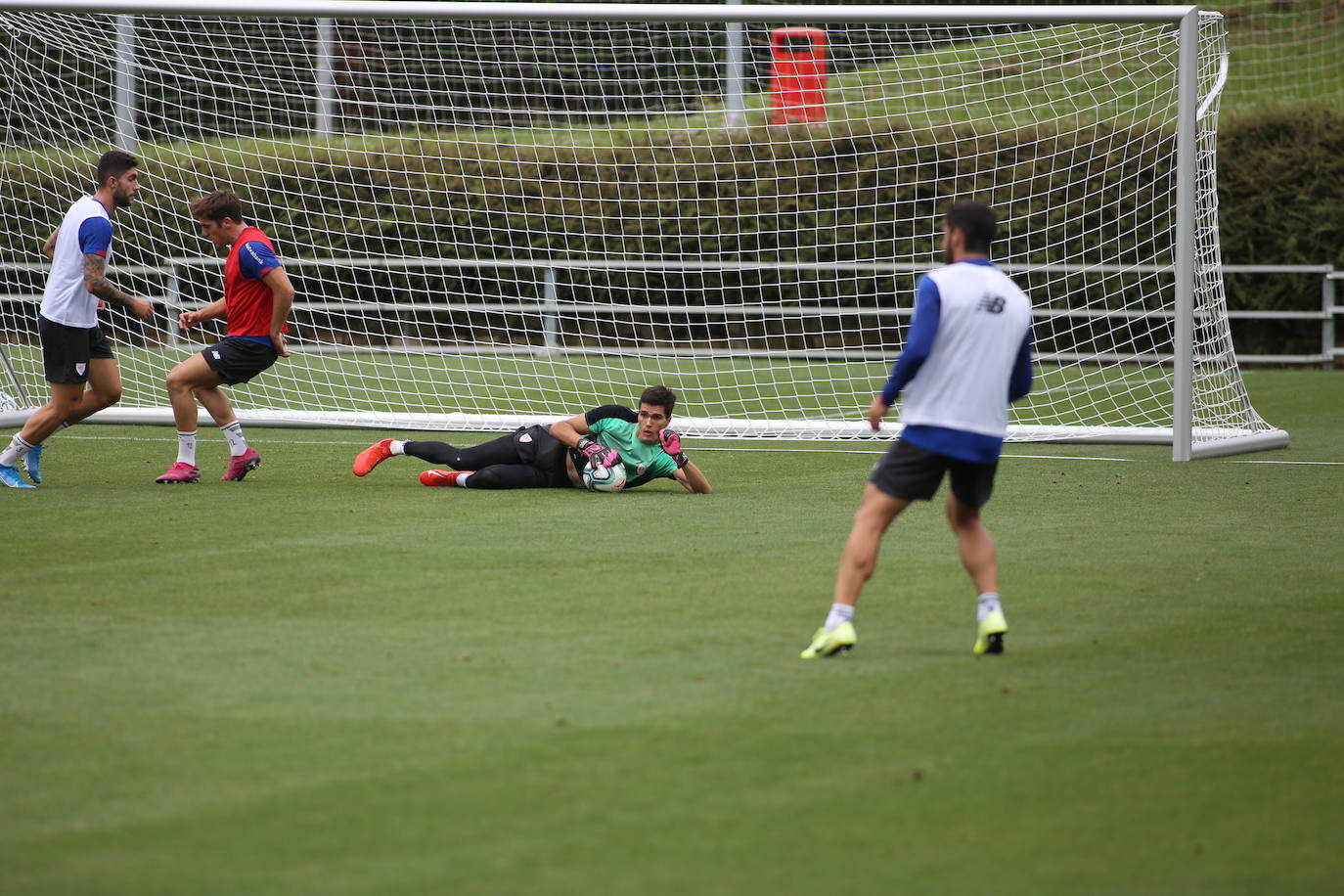 Fotos: Los jugadores del Athletic entrenan y firman autógrafos en Lezama