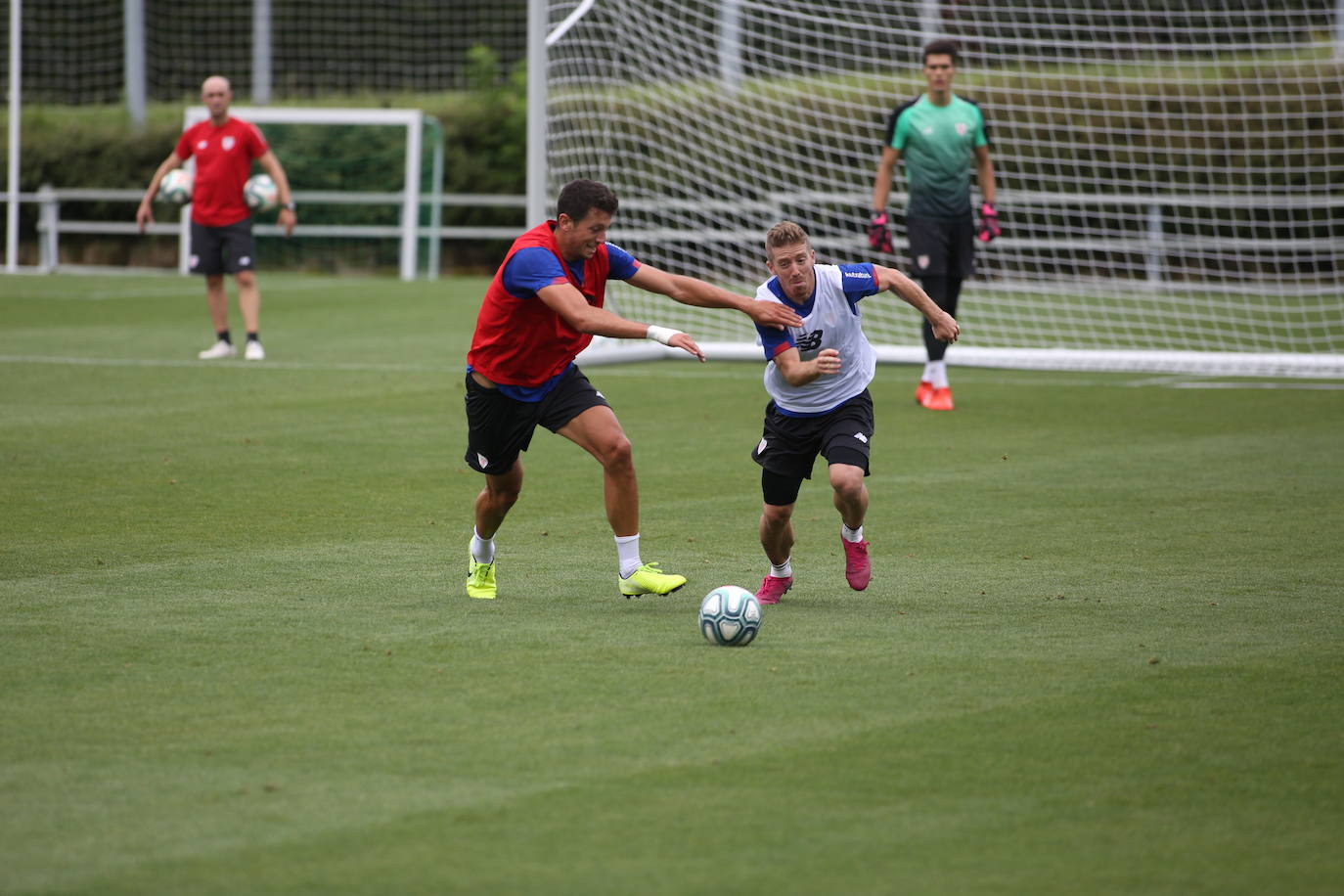Fotos: Los jugadores del Athletic entrenan y firman autógrafos en Lezama