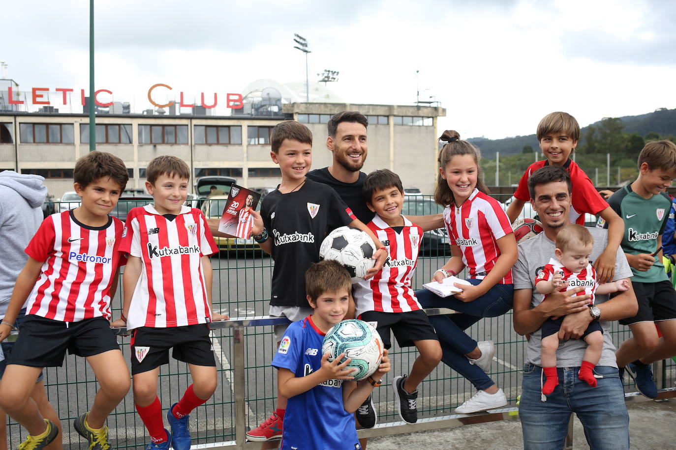 Fotos: Los jugadores del Athletic entrenan y firman autógrafos en Lezama