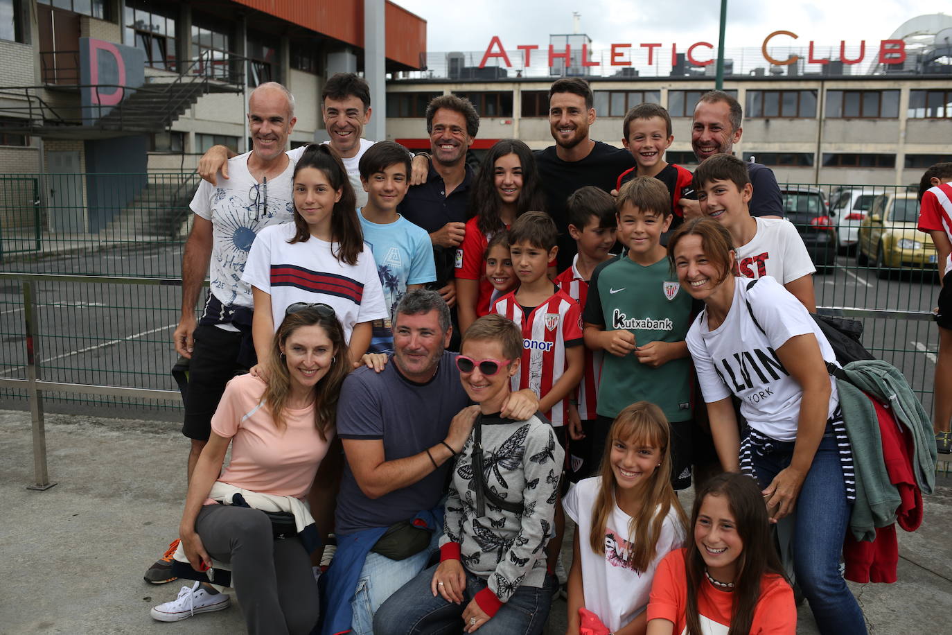 Fotos: Los jugadores del Athletic entrenan y firman autógrafos en Lezama