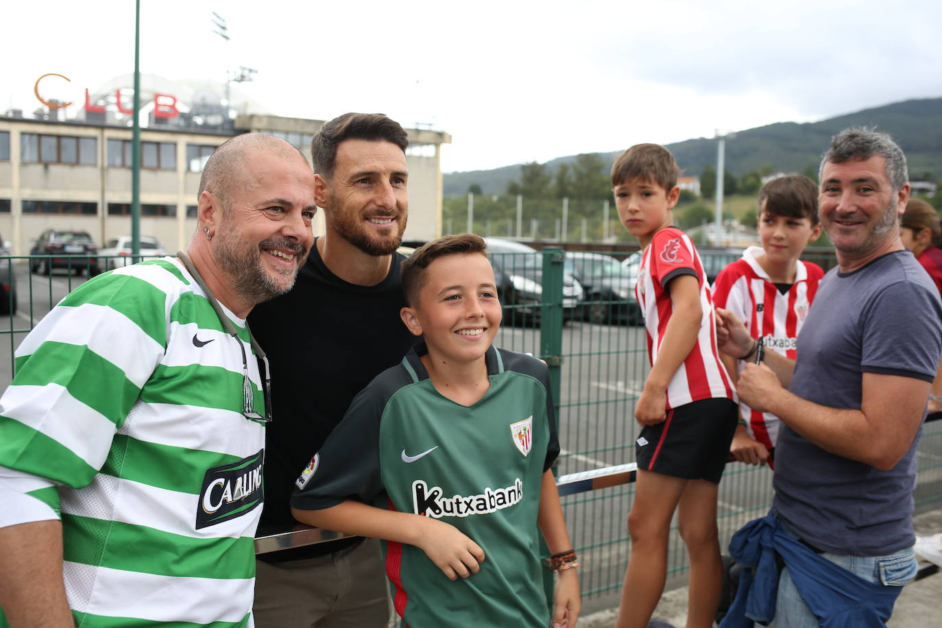 Fotos: Los jugadores del Athletic entrenan y firman autógrafos en Lezama