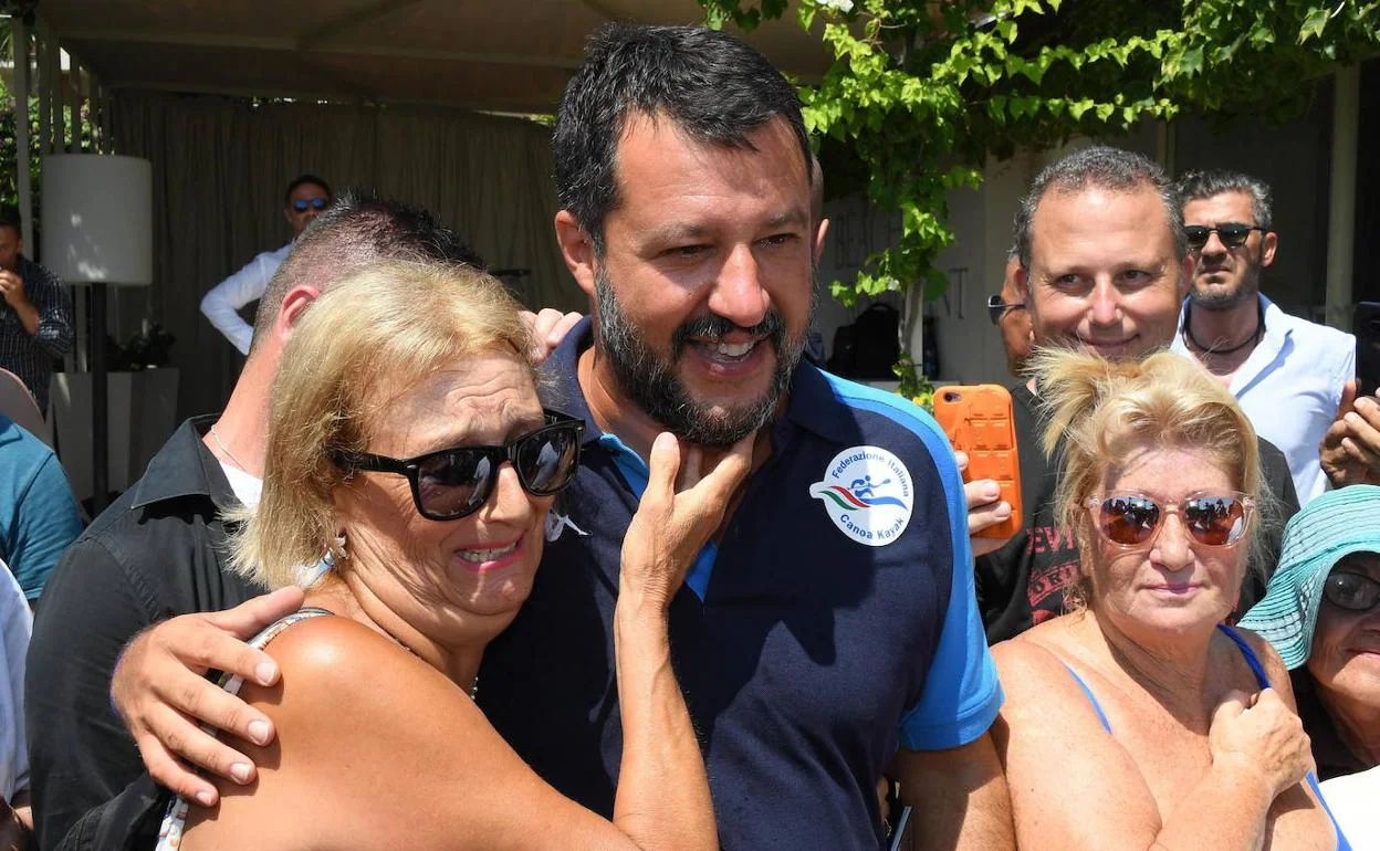 Salvini se da un baño de masas en Sicilia.