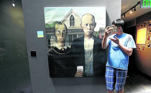 Templo de la autofoto. Uno de los espacios más exitosos del Museo de Glendale, en Los Ángeles, es la sala donde se realizan selfis.