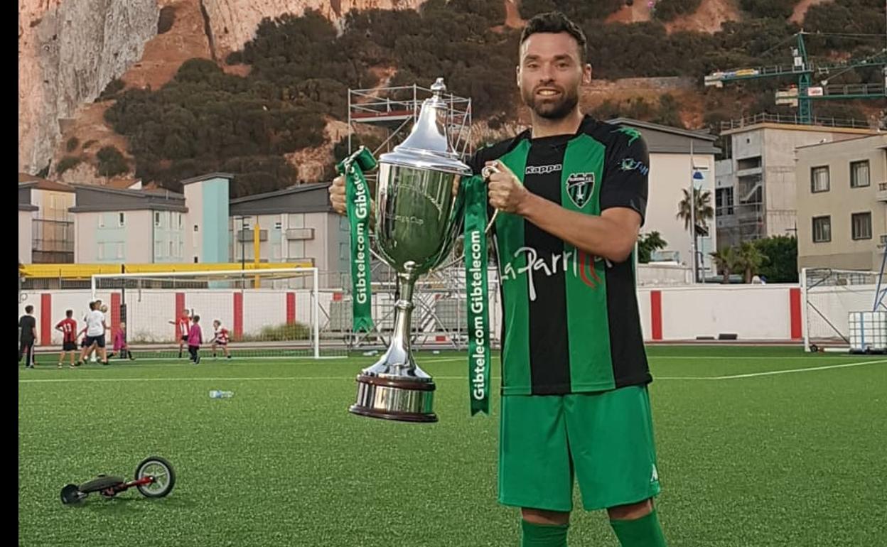 Urko Arroyo posa con un trofeo ganado en Gibraltar.