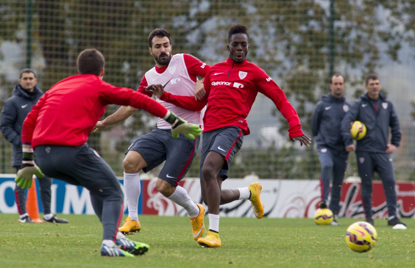 Iñaki Williams, junto al resto de compañeros durante el entrenamiento realizado en enero de 2016.