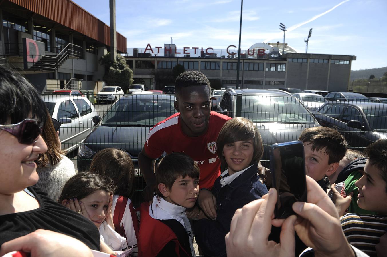 Iñaki Williams posa con un grupo de niños al término de un entrenamiento en Lezama.