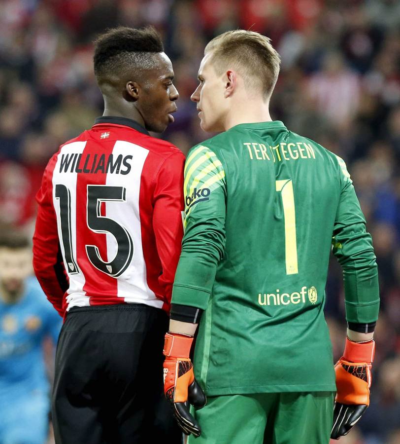 Iñaki Williams discute con el portero alemán Ter Stegen, del FC Barcelona, durante el partido de ida de cuartos de final de la Copa del Rey el 20 de enero de 2016.