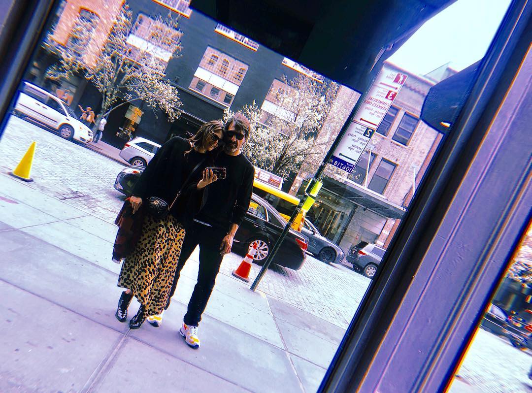 Nuria Roca se hace un 'selfie' junto a su marido, Juan Del Val.