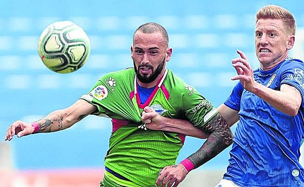 Aleix Vidal, sujetado por Mossa, pelea por el balón en el duelo del sábado.