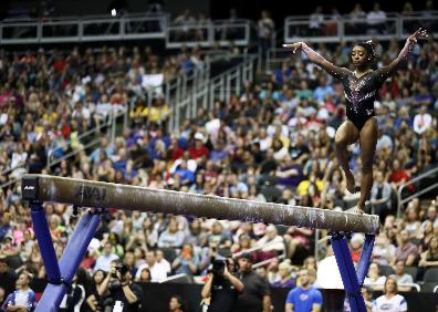 Imagen secundaria 1 - La norteamericana durante su actuación y al finalizar la misma, con la medalla que la acreditaba de nuevo como la mejor gimnasia de Estados Unidos. 