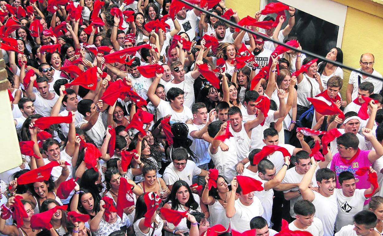 Pañuelos rojos al aire en los momentos previos al txupinazo de los 'Sanrokes' del año pasado. 