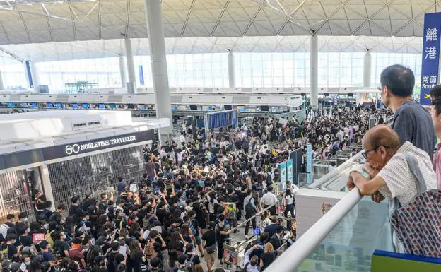 Vista del aeropuerto internacional de Hong Kong, ocupado este martes por los manifestantes.