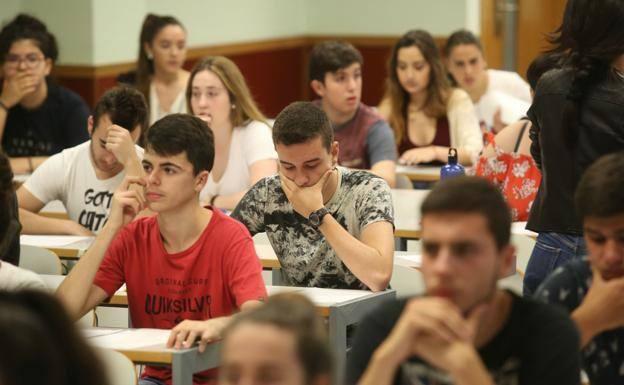 Alumnos minutos antes de realizar una prueba.